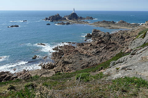 mercu suar, menara, pantai, suar, Atlantik, jersey, Kepulauan Channel, batu, laut, air, tanah, horison, batu - benda, cakrawala di atas air, scenics - alam, alam, padat, hari, keindahan di alam, langit, formasi batuan, ketenangan, adegan yang tenang, tidak ada orang, Arsitektur, di luar rumah, garis pantai berbatu, 5K, CC0, domain publik, bebas royalti