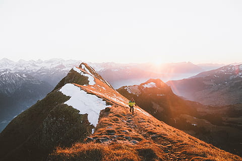person, Brun, topmøde, sne, vinter, hvid, kold, vejr, is, træer, planter, natur, bjerg, rejse, eventyr, mennesker, bjergbestiger, alene, sol, spids, himmel, udendørs, dag, ingen mennesker, landskab, solnedgang, scenics - natur, skønhed i naturen, miljø, sollys, bjergkæde, ro, linseflare, rolig scene, solstråle, kold temperatur, ikke-urbane scene, bjergtop, 4K, CC0, offentligt domæne, royaltyfrie