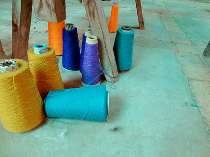 Fäden, Farben, droht, Wahl, Variation, mehrfarbig, keine Leute, drinnen, große gruppe von gegenständen, Textil-, Faden, Spule, Stillleben, Kunst und Handwerk, Nähartikel, in einer Reihe, Seite an Seite, Textilindustrie, Gruppe von Objekten, aufgerollt, High Angle View, Nahansicht, türkisfarben, 4K, CC0, gemeinfrei, lizenzfrei
