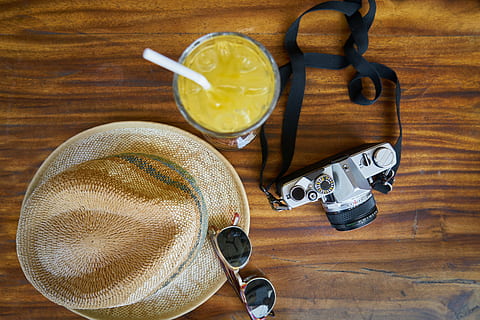 tua, kamera, lensa, topi, liburan, kacamata, hiburan, mainan hobi, foto produk, Desain, musim panas, bergaya, kacamata hitam, mode, jus buah, jus jeruk, kafe, bahan kayu, makanan dan minuman, minuman, meja, minum, masih hidup, tampilan sudut tinggi, makanan, dalam ruangan, tidak ada orang, kesegaran, buah, tepat di atas, peralatan Rumah tangga, kaca, makan sehat, buah jeruk, merapatkan, gelas minum, mengiris, baki, 5K, CC0, domain publik, bebas royalti