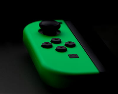 herumalbern, Nintendo Switch Gamepad, schwarz, oben, Regler, Steuerung, Grün, Nintendo-Schalter, Spielen, Spiel, abspielen, Computerspiel, Spielkonsole, Tasten, Joystick, grüne Farbe, Studioaufnahme, Nahansicht, drinnen, keine Leute, Kunst, Kultur und Unterhaltung, schwarzer Hintergrund, einzelnes Objekt, Technologie, High Angle View, Tabelle, Freizeitbeschäftigung, Entspannung, Kunststoff, Glücksspiel, schwarze Farbe, Verbindung, Stillleben, Fernbedienung, Tastenfeld, elektrische Ausrüstung, 4K, CC0, gemeinfrei, lizenzfrei