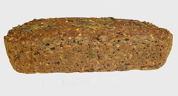 Kernroggenbrot, Brot, Roggenbrot, Lebensmittel, Essen, gesund, Bäcker, Kunst, Kerne, Form gebacken, ein Leib Brot, Frische, Scheibe, braun, gebacken, organisch, Bäckerei, Gourmet, Mahlzeit, Hintergründe, gesundes Essen, Samen, weißer Hintergrund, Studioaufnahme, ausgeschnitten, einzelnes Objekt, drinnen, keine Leute, Nahansicht, Essen und Trinken, solide, Rock, Geologie, Rock - Objekt, Natur, Wohlbefinden, texturiert, Vollkornbrot, 2K, CC0, gemeinfrei, lizenzfrei