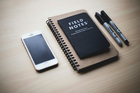 oro iphone 5, 5s, cuaderno, dos, marcadores, oro, iphone 5s, tecnología, negocio, teléfono móvil, teléfono, teléfono inteligente, computadora, mesa, equipo, pantalla táctil, escritorio, bolígrafo, tableta digital, nadie, tecnología inalámbrica, organizador personal, copia espacio, bloc de notas, comunicación, de color negro, dispositivo de información portátil, adentro, vista de alto ángulo, naturaleza muerta, de cerca, conexión, material de madera, educación, publicación, libro, libreta de espiral, dos objetos, 5K, CC0, dominio público, libre de derechos