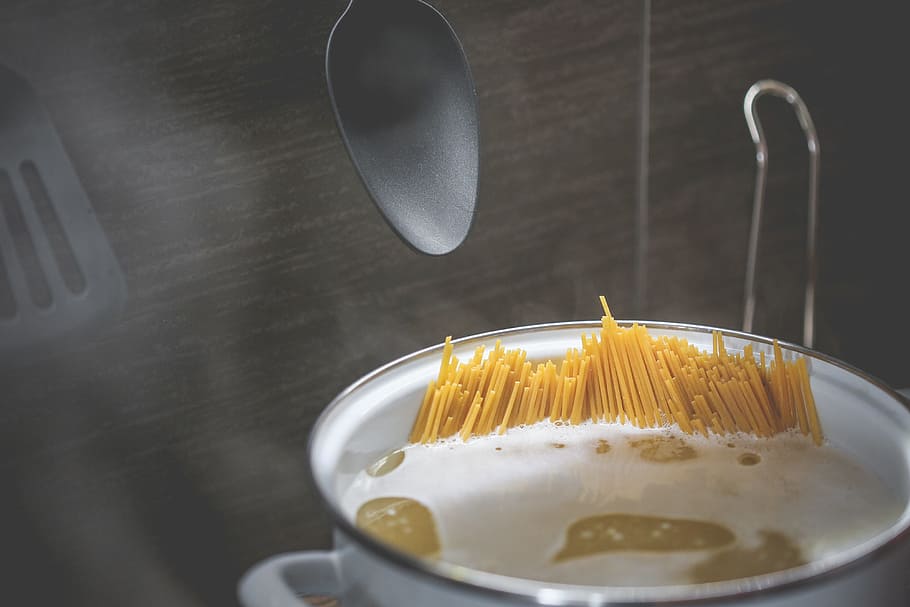 bollente, acqua, pasta, bianca, pentola, cucinare, infornare, spaghetti, capocuoco, pasta italiana, tagliatelle, Bollire, vapore, posate, pentolame, buongustaio, cibo, cibo e bevande, in casa, utensile da cucina, freschezza, avvicinamento, nessuno, attrezzature domestiche, cibo italiano, tavolo, preparazione, natura morta, ardente, cucchiaio, mangiare sano, piatto, pronto a mangiare, preparando il cibo, tentazione, 4K