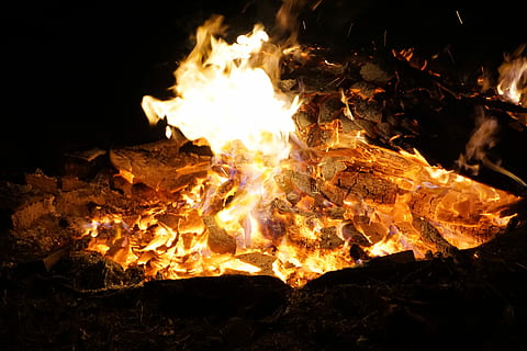 flackern, Flammen, Feuer, glühen, heiß, knacken, knallen, rauchig, Feuer - natürliches Phänomen, Flamme, Hitze - Temperatur, Verbrennung, glühend, Gelb, Nacht-, Holz, orange Farbe, Log, Holz - Material, Natur, Bewegung, Brennholz, keine Leute, Nahansicht, Camping, Lagerfeuer, draußen, dunkel, 5K, CC0, gemeinfrei, lizenzfrei