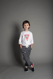 barn, stående, vegg, modell, guttmodell, posering, studio, bakgrunn, gutt, pent, fotografering, baby, utsikt, klær, reklame klær, barn fotograf, sportstil, sportsklær, barndom, full lengde, én person, ser på kameraet, studio skudd, innendørs, forfra, portrett, uformelt antrekk, skjære ut, grå, gutter, hanner, grå bakgrunn, tekst, uskyld, frisyre, 5K, CC0, offentlig domene, opphavsrett gratis