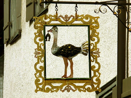 Gilde, Störche, Schild, Zuhause, aufwendig, goldfarben, Luxus, keine Leute, Gold, Tag, Nahansicht, die Architektur, drinnen, Kunst und Handwerk, Kreativität, Darstellung, Eingang, Muster, gebaute Struktur, Tier, Kunst, Design, Tierthemen, Tierdarstellung, Tür, Metall, Wandbau - Funktion, Säugetier, draußen, Blumenmuster, 2K, CC0, gemeinfrei, lizenzfrei