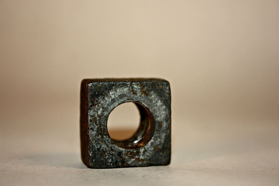 anell quadrat de llautó, cercle, òxid, quadrat, nou quadrat, sol objecte, a l'interior, cap gent, tir de l'estudi, primer pla, metall, còpia espai, aliatge, acer, forat, senzillesa, fons de colors, connexió, centrar-se en primer pla, naturalesa, gris, força, natura morta, 2K