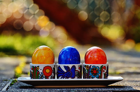 Paști, oua de Paste, colorat, Paste Fericit, ou, culoare, mancare si bautura, să se concentreze asupra primelor elemente, alimente, nici o persoana, masa, selectiv, a închide, zi, celebrare, multi colorate, în aer liber, prospeţime, defocalizat, natură moartă, western script, mâncat sănătos, natură, bunăstare, text, mâncare dulce, 5K, CC0, domeniu public, fără drepturi de autor