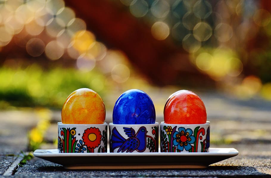 Paști, oua de Paste, colorat, Paste Fericit, ou, culoare, mancare si bautura, să se concentreze asupra primelor elemente, alimente, nici o persoana, masa, selectiv, a închide, zi, celebrare, multi colorate, în aer liber, prospeţime, defocalizat, natură moartă, western script, mâncat sănătos, natură, bunăstare, text, mâncare dulce, 5K