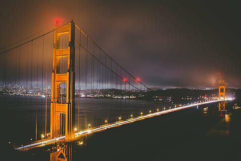 arquitectura, puente, Puente de puerta de oro, noche, río, San Francisco, agua, lugar famoso, Estados Unidos, puente - estructura hecha por el hombre, condado de san francisco, California, puente colgante, paisaje urbano, horizonte urbano, mar, iluminado, estructura construida, transporte, ciudad, cielo, conexión, larga exposición, movimiento, destinos de viaje, exterior del edificio, naturaleza, sendero de luz, reflexión, nadie, edificio de oficinas exterior, moderno, al aire libre, rascacielos, 4K, CC0, dominio público, libre de derechos