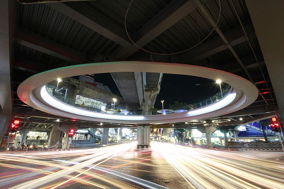foto del timelapse, hi-way, edifici, nit, fosc, estructura, botiga, il·luminat, arquitectura, estructura construïda, exposició llarga, transport, ciutat, velocitat, sender lleuger, carretera, moviment, pont - estructura feta per l'home, pont, carrer, connexió, exterior de l'edifici, moviment borrós, el camí a seguir, cap gent, vida de ciutat, modern, a l'aire lliure, exterior d’edifici d’oficines, llum, llum del vehicle, 5K
