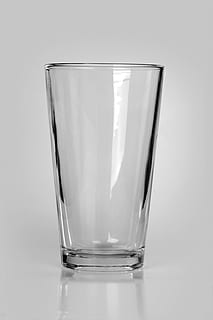 drikke, vin, væske, parti, krystal, fedt nok, øl, drikker øl, glas, ølbriller, blank, tomt glas, kvalitetsdrik, glas glas, fødevarer drikkeklar, alkohol, gennemsigtig, nuværende billede, design, drikkeglas, husholdningsudstyr, studio skud, mad og drikke, forfriskning, indendørs, vand, drikker vand, enkelt objekt, glas - materiale, ingen mennesker, skåret ud, tæt på, hvid farve, hvid baggrund, farvet baggrund, renhed, ren, 5K, CC0, offentligt domæne, royaltyfrie
