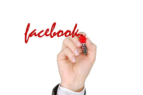 person, skrivning, facebook, ved brug af, rød, pen, rød pen, ansigt, at skrive, ikon, logo, www, menneskelig hånd, menneskelig kropsdel, tekst, hvid baggrund, enkelt ord, studio skud, hånd, finger, menneskelig finger, bedrift, indendørs, en person, skåret ud, kopiere plads, kropsdel, meddelelse, personlige perspektiv, tæt på, vestlige script, 4K, CC0, offentligt domæne, royaltyfrie