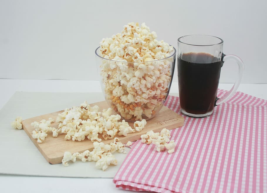 spuntino, Popcorn, Coca Cola, Mais, cibo, cibo e bevande, prima colazione, buongustaio, dolce, bicchiere, bere, in casa, nessuno, cultura artistica e intrattenimento, freschezza, rinfresco, film, attrezzature domestiche, natura morta, girato in studio, benessere, ciotola, avvicinamento, industria cinematografica, vasellame, 2K