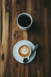 sort, keramisk, krus, fyldt op, væske, top, se fotografering, hvid, cremet, latte kaffe, brygget, Brun, træ-, bord, kaffe, drikke, kop, underkop, kaffe - drikke, mad og drikke, kaffekop, forfriskning, træ - materiale, stilleben, direkte over, skummende drikke, varm drikke, cappuccino, porcelæn, friskhed, indendørs, mad, ingen mennesker, latte, alkoholfri drikkevare, koffein, trækorn, 5K, CC0, offentligt domæne, royaltyfrie