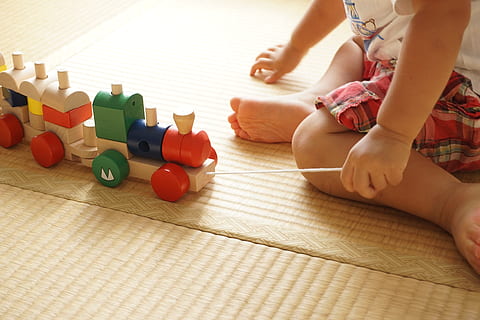 Baby, tragen, Weiß, Hemd, halten, sortierte Farbe, hölzern, Spielzeug trainieren, Sitzung, braun, Bodenbelag, Kind, Zug, Kleinkind, Baustein, ziehen, Tatami-Matten, Spielzeuge trainieren, Kinder, Junge, Hand, abspielen, drinnen, Kindheit, Menschen, Frauen, Spielzeug, Lebensstile, Kreativität, kaukasischer Abstammung, Mädchen, Wohngebäude, Spaß, spielen, niedriger Abschnitt, menschliches Körperteil, eine Person, echte Menschen, menschliches Bein, Freizeitbeschäftigung, Körperteil, Frau, Entspannung, Säuglingsalter, barfuß, Bauklotz, menschlicher Fuß, 5K, CC0, gemeinfrei, lizenzfrei