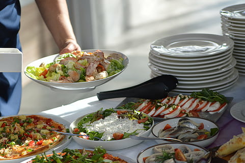 asortat, bucate, platane, salată, masa, gustare, cadru, mese, cafenea, restaurant, farfurii, mâncare, alimente, masă, masa de seara, vegetal, gurmand, farfurie, Masa de pranz, mancare si bautura, prospeţime, mâncat sănătos, bunăstare, castron, Afaceri, în interior, o persoana, midsection, gata să mănânce, fructe de mare, stiluri de viață, mână, oameni adevărați, faianță, 5K, CC0, domeniu public, fără drepturi de autor