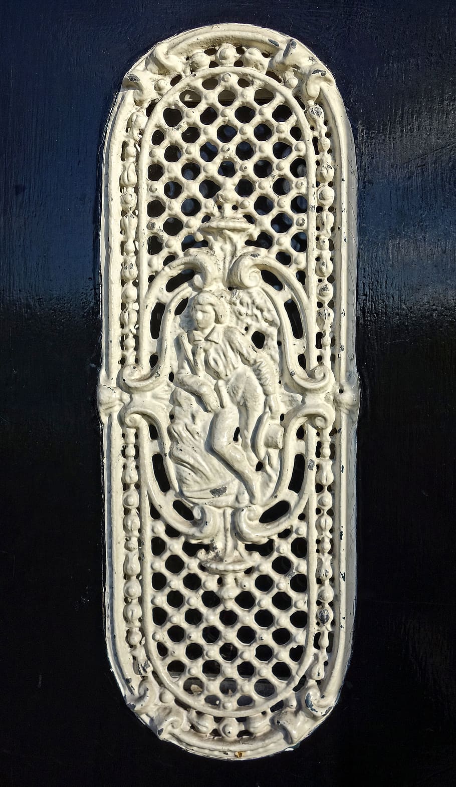 oval, hvid, metal person repousse indretning, dørgitter, gitter, smede, rist, dekorative, dekorative dørgitter, ornamental, dør, indgang, indendørs, mønster, ingen mennesker, kreativitet, Kunst og håndværk, håndværk, tæt på, design, carving - håndværk produkt, repræsentation, metal, religion, tro, spiritualitet, arkitektur, dag, udsmykkede, bygget struktur, sort baggrund, blomstermønster, sølvfarvet, 4K