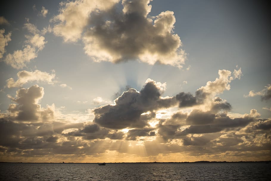 posta de sol, núvols, mar, oceà, paisatge, aigua, viatjar, estiu, naturalesa, cel, sol, sortida del sol, horitzó, onada, cel del capvespre, Costa, relaxa't, esport, tarda, alba, platja, paisatge de la posta de sol, vacances, calma, navegar, paisatge marí, silueta, color, a l'aire lliure, al matí, tropical, vaixell, posta de sol de platja, platja al vespre, estil de vida, destinació, pau, núvol - cel, escena tranquil·la, horitzó sobre l’aigua, bellesa a la natura, tranquil·litat, escenics - natura, llum solar, davant del mar, cap gent, idíl·lic, cloudscape, raig de sol, ominós, 5K