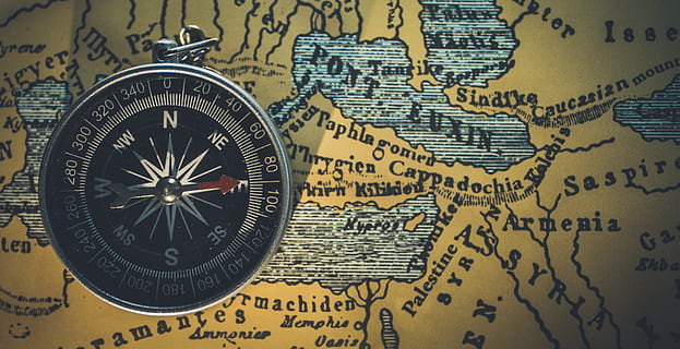 ronde, grijs, omlijst, kompas, bruin, kaart, rond zilverkleurig kompas, top, zwarte richting, reizen, richting, cartografie, reis, noorden, topografie, oosten-, de begeleiding, exploratie, ontdekking, fysieke geografie, wereldkaart, Lengtegraad, west - richting, zuiden, geen mensen, detailopname, oubollig, tekst, navigatie kompas, binnenshuis, westers schrift, nauwkeurigheid, communicatie, stilleven, retro gestileerd, bedrijf, technologie, navigatieapparatuur, wereldwijde communicatie, antiek, 4K, CC0, publiek domein, royaltyvrij