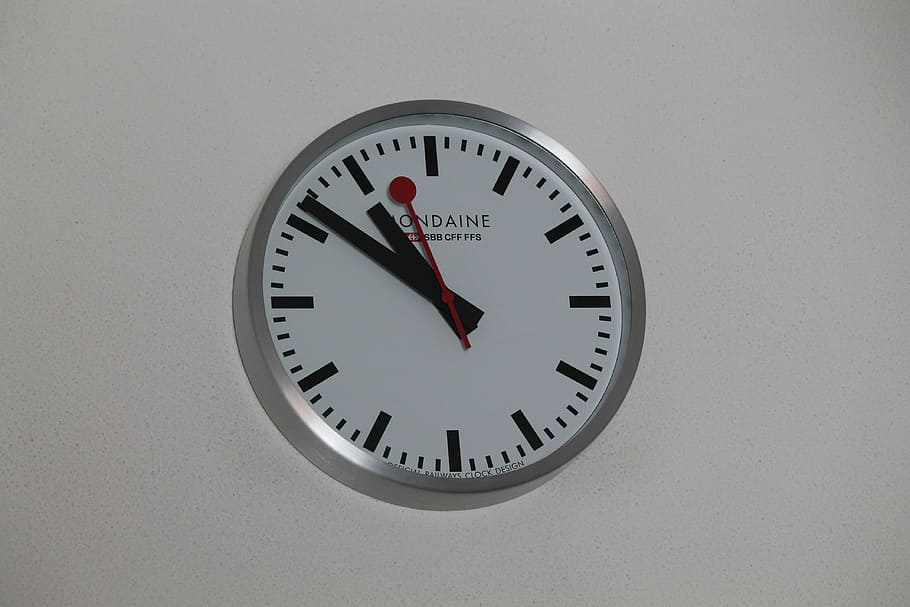veure, temps, quars, paret, ffs, suïssa, rellotge, data límit, funció de construcció de parets, instrument del temps, rellotge de paret, forma, forma geomètrica, cercle, sol objecte, a l'interior, gris, cap gent, urgència, fons blanc, Minuta, tir de l'estudi, rellotge de mà, comprovant l’hora, 4K