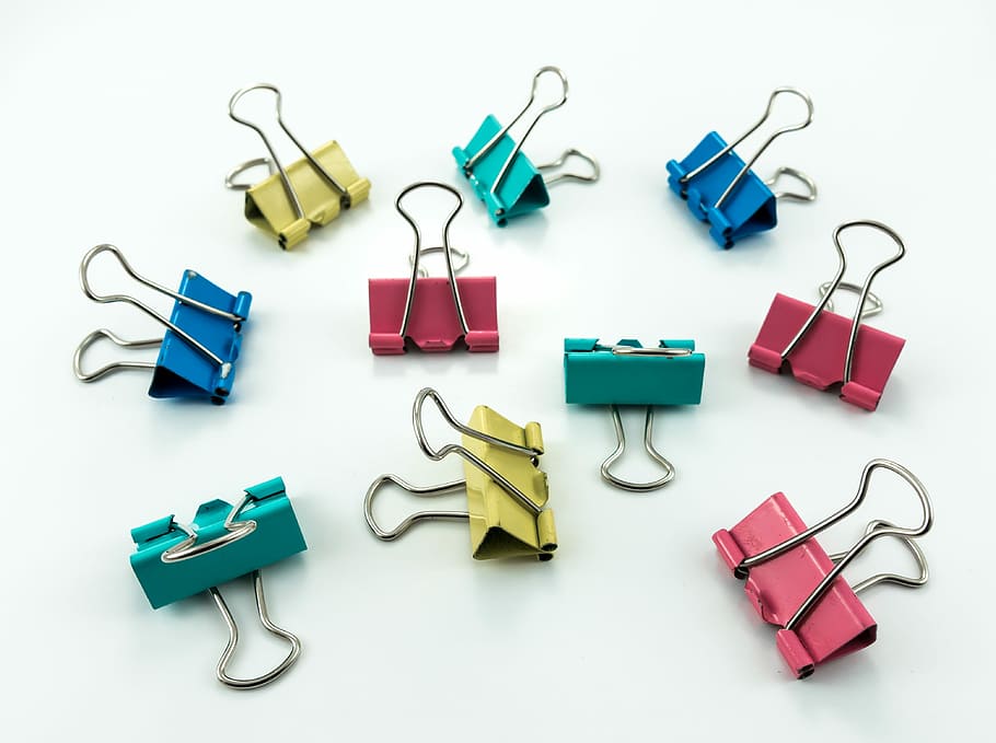 accessoris, accessori, vincular, aglutinant, clip, clips, color, colorit, colors, comercial, concepte, corporatiu, educació, metall, metàl·lic, oficina, equip d'oficina, subministrament d’oficina, clip de paper, rosa, escola, segur, papereria, fons blanc, a l'interior, equipament, gran grup d'objectes, tir de l'estudi, tallar, cap gent, tecnologia, connexió, grapadora, tisores, grup d'objectes, vista d’angle alt, natura morta, arranjament, variació, 4K