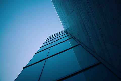 niedrig, Winkel Foto, Vorhangfassade, tagsüber, Winkel, Fotografie, Vorhang, Wand, Gebäude, Blau, die Architektur, Struktur, Wolkenkratzer, Himmel, gebaute Struktur, Flachwinkelansicht, keine Leute, Gebäudehülle, Wasser, draußen, modern, Stadt, Bürogebäude außen, klarer Himmel, Fenster, Natur, Glas - Material, Fassade, Reflexion, Innenstadt, Büro, direkt darunter, Beton, 4K, CC0, gemeinfrei, lizenzfrei