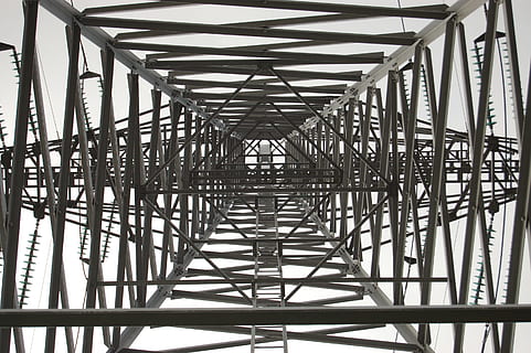 højspænding, mast, flyde, underside, metal, arkitektur, bygget struktur, dag, bro - menneskeskabt struktur, ingen mennesker, mønster, forbindelse, bro, natur, lav vinkel visning, faldende perspektiv, transportmidler, sollys, udendørs, himmel, fuld ramme, gitter, jern - metal, bjælke, loft, stål, legering, direkte under, under, 2K, CC0, offentligt domæne, royaltyfrie