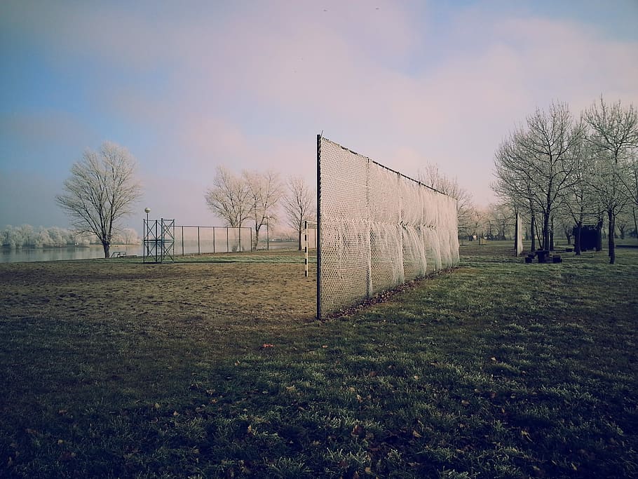 Černá, bílý, plot, zelená, pole trávy, během dne, Černý a bílý, bílý plot, zelené pole, tráva, venku, Příroda, nikdo, pole, holý strom, zemědělství, venkovské scény, strom, rostlina, nebe, přistát, hranice, bariéra, bezpečnost, bezpečnostní, sport, ochrana, mrak - nebe, klid, krása v přírodě, scenics - příroda, 2K