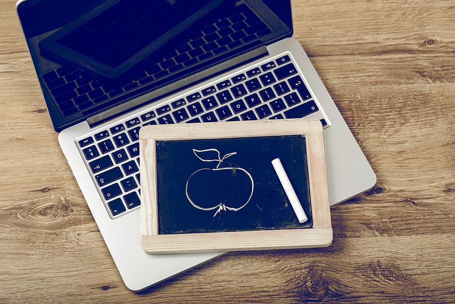 pissarra, marró, marc, MacBook, pro, MacBook Pro, fusta, escriptori, poma, mac, llibre, tauleta, taula, ordinador, oficina, tecnologia, web, negocis, quadern, teclat, portàtil, ningú, pantalla, dispositiu, modern, ordinador antic, tecnologia digital, Internet, material de fusta, a l'interior, vista d’angle alt, blau, cap gent, comunicació, tecnologia sense fils, connexió, natura morta, directament a sobre, dispositiu d’informació portàtil, primer pla, paper, bolígraf, publicació, 5K