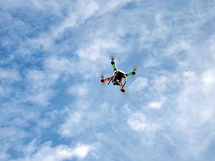 blanc, fotografia d'angle baix, multicolor, quadcopter, mid, aire, núvols, blau, cel, durant el dia, drone, hèlix, model, rotors, volar, màquina voladora, quadrotor, quadricòpter, controlat remotament, nsa, espia, flotar, treure, càmera, núvol - cel, vista d’angle baix, volant, a l'aire, risc, dia, naturalesa, activitat d'oci, moviment, llibertat, gent, a l'aire lliure, persones reals, vehicle aeri, transport, Esports extrems, esport, avió, estils de vida, 2K, CC0, domini públic, lliure de regalies