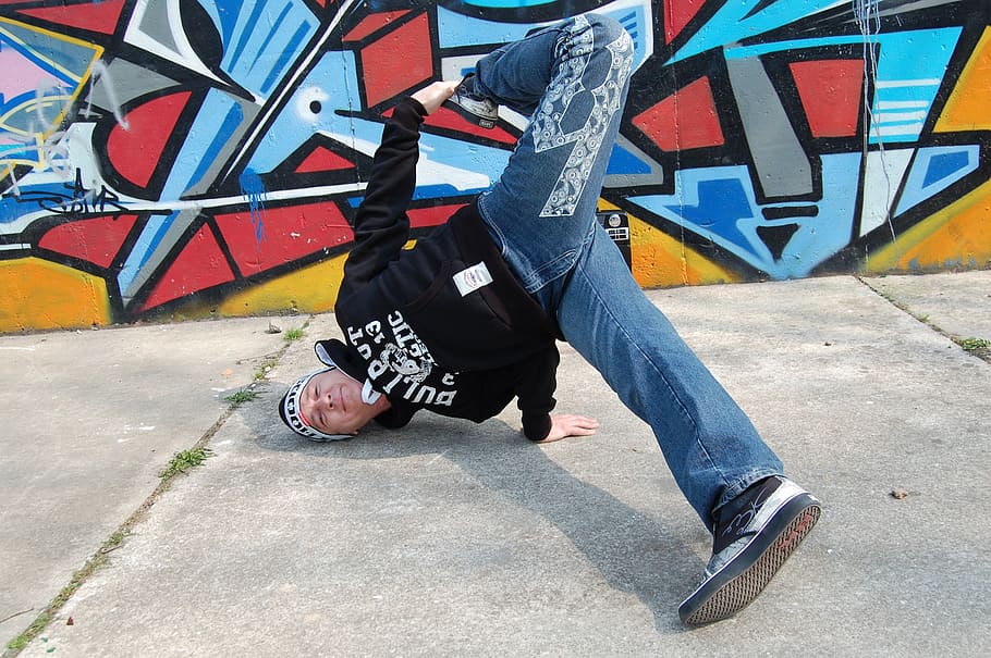 dansa, cos, break dance, z, gent, carrer, una persona, graffiti, persones reals, longitud completa, estils de vida, dia, arquitectura, activitat d'oci, roba casual, homes, estructura construïda, creativitat, ciutat, art i artesania, art de carrer, funció de construcció de parets, multicolor, a l'aire lliure, habilitat, 2K