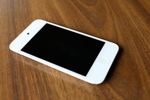 iPod Touch, măr, tehnologie, alb, calculator, birou, muncă, minialistisch, stil, comunicare, Electronică, ecran, telefon, web design, smartphone, obiect inteligent, telefon inteligent, telefon mobil, masa, lemn - material, echipament, ecran tactil, tehnologia fără fir, dispozitiv portabil de informații, conexiune, spațiu copie, portabilitate, a închide, gol, în interior, lemn, nici o persoana, ecranul dispozitivului, comunicații globale, rumegus, mesaj, Echipament electric, 5K, CC0, domeniu public, fără drepturi de autor