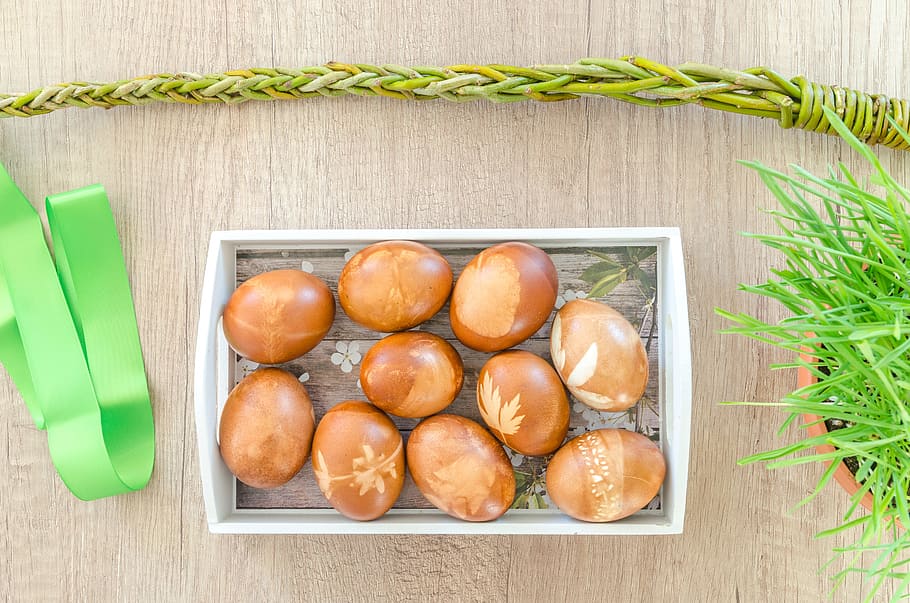 fusta, flors, branques, herba, fons, pissarra, colors, decoració, ous de Pasqua, ous, créixer, gestionar, taula, blanc, menjar, menjar i beguda, frescor, alimentació saludable, directament a sobre, benestar, contenidor, cap gent, natura morta, color verd, a l'interior, material de fusta, vista d’angle alt, marró, Caixa, vegetals, naturalesa, planta, gran grup d'objectes, safata, 5K