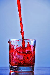 Gießen, rot, Getränk, klar, schaukelt Glas, Saft, Wasser, Spritzen, Erfrischung, Cocktail, Frische, Limonade, Flüssigkeit, Eis, Trinkglas, Alkohol, Glas, Essen und Trinken, Haushaltsausstattung, Nahansicht, keine Leute, drinnen, Studioaufnahme, Blau, Stroh, Bewegung, farbiger Hintergrund, Blauer Hintergrund, alkoholfreies Getränk, 2K, CC0, gemeinfrei, lizenzfrei