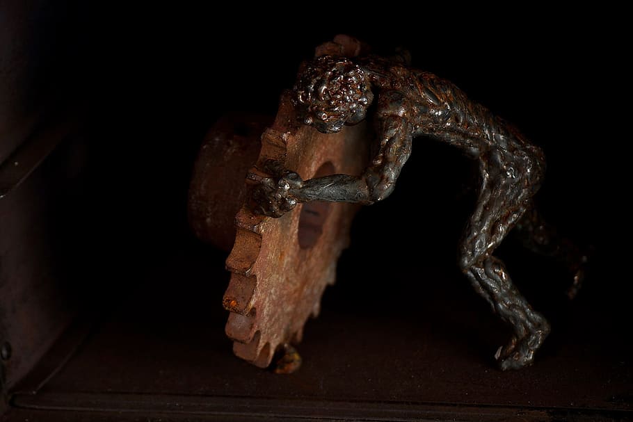 a, humà, evertebrat, vista lateral, escultura, natura morta, foscor, home, ferreria, figura, treballar, obligació, força, crear, cinta de córrer, força muscular, equipament, gira la roda, en viu, treball, verschnörkelt, artesania, art, fantasmal, sacrificialment, eina, metall, ferro forjat, temes d'animals, un animal, animal, tir de l'estudi, representació animal, a l'interior, cap gent, fons negre, rèptil, fauna animal, part del cos dels animals, marró, primer pla, sol objecte, llangardaix, material de fusta, representació, naturalesa, gecko, dinosaure, agressió, 1080P