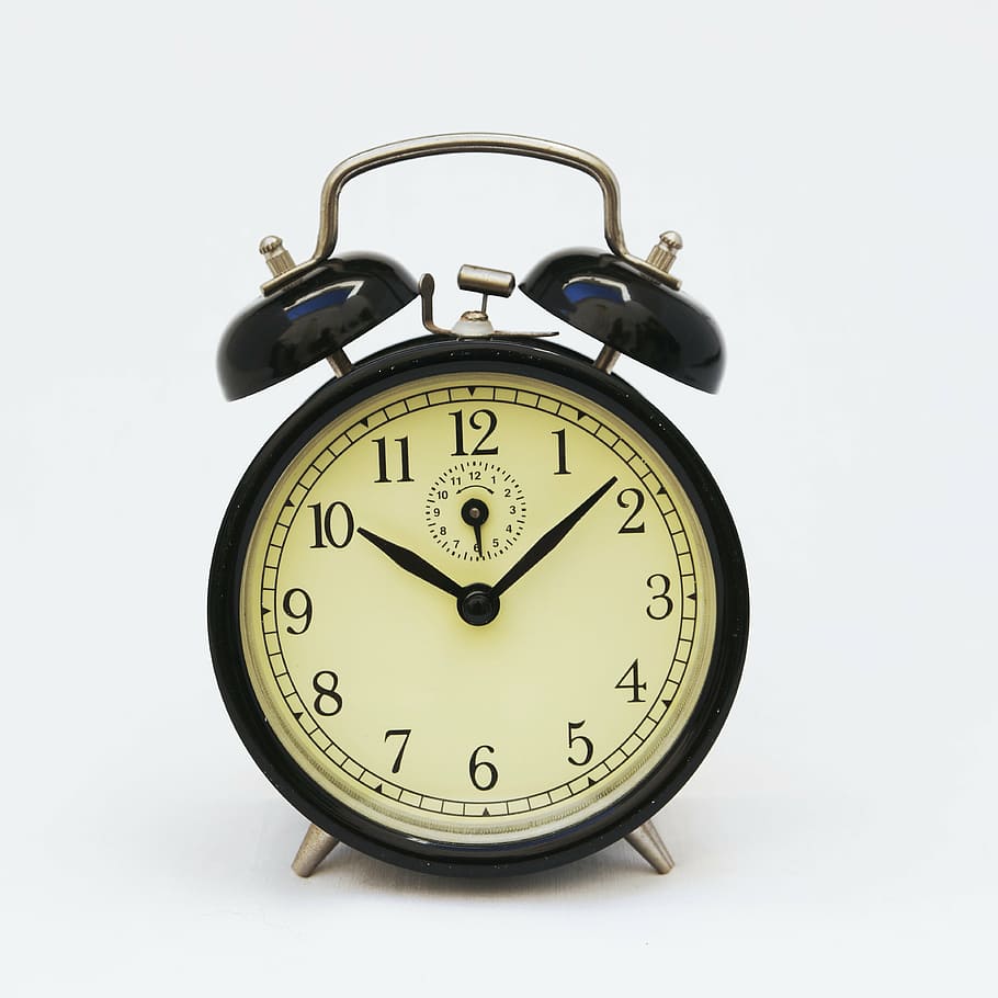 bessó, despertador de campana, 10:08, rellotge, temps, hores, groc, minuts, segons, calendari, despertador, vell, tir de l'estudi, timbre, fons blanc, sonar, urgència, cap gent, Minuta, nombre, a l'interior, sol objecte, natura morta, primer pla, tallar, precisió, metall, estil retro, data límit, còpia espai, 4K