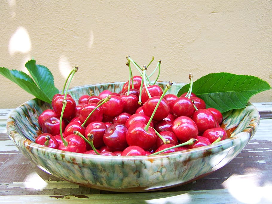cireș, coapte, fruct copt, cireașă, roșu, mancare si bautura, castron, fruct, mâncat sănătos, alimente, prospeţime, bunăstare, parte a plantelor, frunze, masa, a închide, nici o persoana, natură moartă, recipient, natură, în interior, grup mare de obiecte, Culoarea verde, plantă, copt, 2K