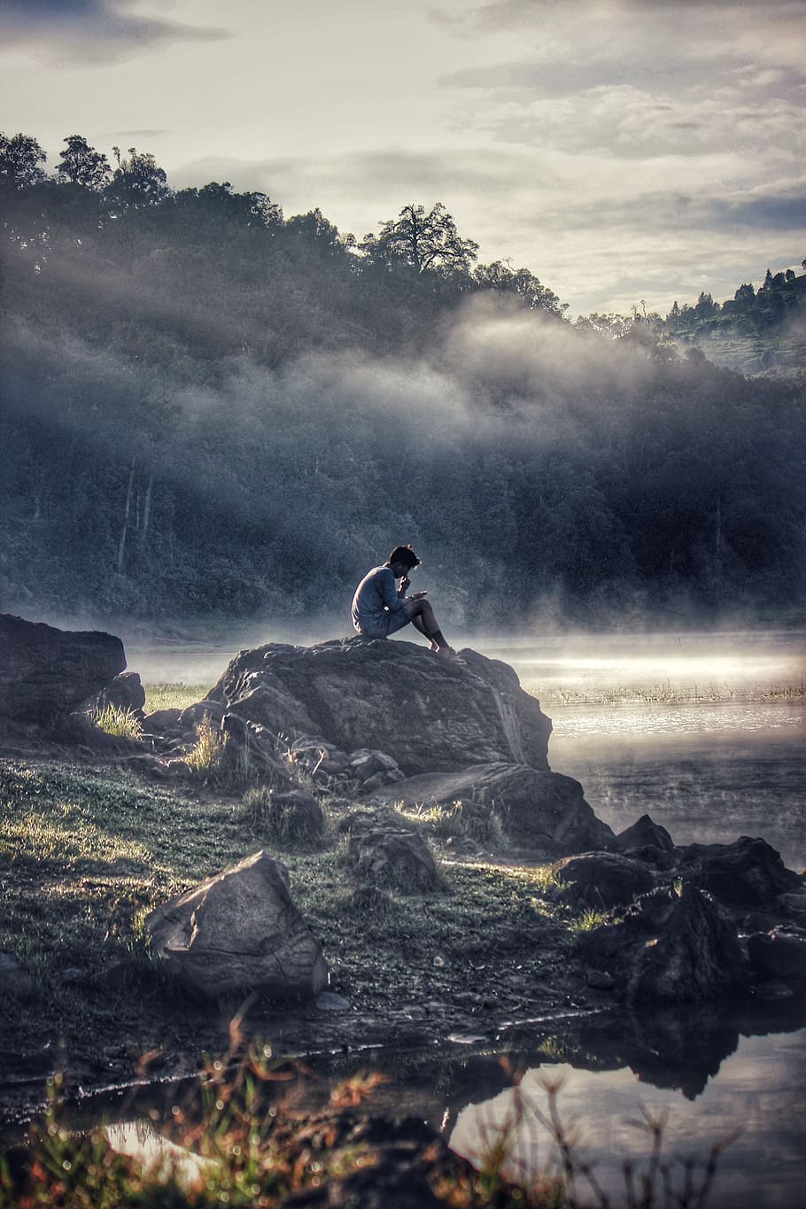Mann, grau, Scheisse, Sitzung, Rock Boulder, Abenteuer, allein, Wolken, Dämmerung, Tageslicht, Nebel, Wanderung, Jeans, See, Landschaft, Moos, moosige Felsen, Berg, Natur, draußen, Person, Reflexion, Rock, szenisch, Himmel, Sturm, Sonnenuntergang, Reise, Bäume, Wasser, Wetter, echte Menschen, eine Person, solide, Schönheit in der Natur, Freizeitbeschäftigung, Lebensstile, Land, Rock - Objekt, Szenen - Natur, Nicht-städtische Szene, wolke - himmel, ein Tier, Ruhe, Tag, 5K