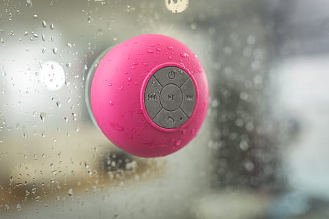 růžový, Bluetooth, mluvčí, elektronický, technologie, voděodolný, hudba, zvuk, mokré, voda, pokles, déšť, nikdo, uvnitř, detail, dešťová kapka, růžová barva, Příroda, období dešťů, zaměřit se na popředí, okno, selektivní zaměření, kov, domácí místnost, tvar, čistota, 4K, CC0, veřejná doména, bez autorských práv