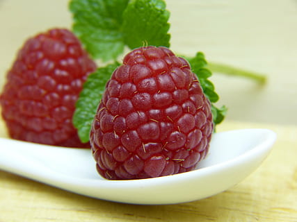 dos, vermell, gerds, blanc, ceràmica, safata, menta, fruita, frisch, saludable, curació ràpida, spa, desintoxicació, desintoxicar, substàncies vegetals secundàries, càncer, nutrició, primavera, dieta, Salut, prevenir, grip, virus, fred, menjar, vitamines, saborós, fulles fresques, vegà, vegetarià, fotografia alimentària, jardí d'herbes, producte natural, aroma, bio, menjar i beguda, frescor, primer pla, alimentació saludable, a l'interior, cap gent, menjar dolç, fruites de baies, benestar, centrar-se en primer pla, taula, natura morta, placa, maduixa, bol, tir de l'estudi, fruita tropical, herba, litxi, madur, 4K, CC0, domini públic, lliure de regalies