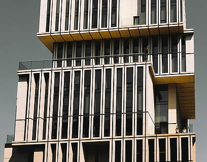 edifici blanc de 4 plantes, gris, concret, la construcció de fotografia, edifici, arquitectura, nivell, finestra, disseny, netejar, cel, no dissvisual, superior, bonic, instagram, canviant d'humor, trist, conferència, estructura construïda, exterior de l'edifici, cap gent, dia, vista d’angle baix, barri residencial, ciutat, a l'aire lliure, patró, barana, naturalesa, oficina, vidre - material, modern, en fila, metall, 4K, CC0, domini públic, lliure de regalies