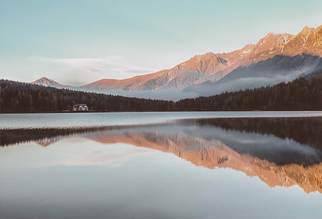 Haus, Wald, See, Berge, Entfernung, Tag, Panorama-, Foto, Karosserie, Wasser, Berg, Wolke, Reflexion, Nebel, Baum, Kabine, Ruhe, Szenen - Natur, ruhige Szene, Schönheit in der Natur, Himmel, Ufergegend, idyllisch, keine Leute, Gebirge, Natur, Nicht-städtische Szene, Symmetrie, wolke - himmel, draußen, Reflexionssee, 4K, CC0, gemeinfrei, lizenzfrei