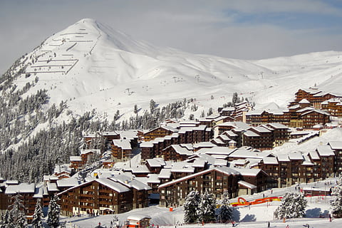 høj, vinkel billede, hus, sne bjerg, aktiv, alpine, Alperne, kold, Europa, Frankrig, bakker, Hotel, landskab, bjerg, natur, udvej, sæson, ski, sne, sport, turisme, vinter, kold temperatur, bygning udvendig, by, arkitektur, bygget struktur, bygning, scenics - natur, vintersport, landsby, miljø, rejse, dag, stå på ski, snedækket bjerg, udendørs, varme tøj, skisportssted, 4K, CC0, offentligt domæne, royaltyfrie