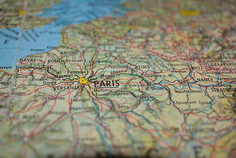 photographie de mise au point, carte, montrant, Paris, Fermer, cartographie, Voyage, direction, périple, macro, carte du monde, topographie, géographie physique, globe - objet fabriqué par l'homme, personne, tourisme, ville, orientation, équipement de navigation, mise au point sélective, Destinations de voyage, exploration, transport, Découverte, plein cadre, super gros-plan, regardant, punaise, route, texte, voyage sur la route, positionnement, recherche, 2K, CC0, domaine public, libre de droits
