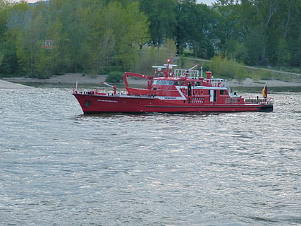 laiva, antaa potkut, saapas, joki, auta, hätä, poistaa, pelastusvene, Fireboat, meripelastus, vesijetit, Rein, merenkulkualus, vesi, kuljetus, kuljetustapa, puu, ranta, kasvi, luonto, päivä, punainen, ei ihmisiä, meri, ulkona, kauneus luonnossa, ei-kaupunkikuvia, tyyneys, maisemat - luonto, matkustaa, matkustaja-alukset, kalastusvene, 4K, CC0, public domain, rojaltivapaa