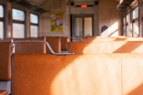 vecchio treno elettrico, vecchio, treno elettrico, altro, in casa, nessuno, finestra, industria, giorno, architettura, posto a sedere, mobilia, assenza, sedia, stanza domestica, viaggio, Hotel, divano, luce del sole, tecnologia, soggiorno, Camera d'albergo, interno di casa, poltrona, rilassamento, pelle, lusso, 4K, CC0, dominio pubblico, privo di copyright