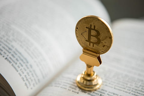 guldfarvet bitcoin, Bestil, Bitcoin, ord, tekst, side, finansiere, forretning, handel, rigdom, investering, betalingsmiddel, virksomhedernes forretning, mønt, papir, valutakurs, avis, indendørs, opsparing, data, tæt på, recession, ingen mennesker, aktiemarkedet data, hjem økonomi, at tjene penge, økonomi, 4K, CC0, offentligt domæne, royaltyfrie