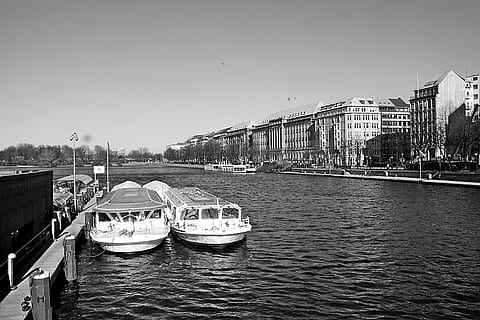 น่านน้ำ, แม่น้ำ, รองเท้า, ระบบขนส่ง, การท่องเที่ยว, Alster, Jungfernstieg, hamburgensien, ภายนอกอาคาร, น้ำ, เรือเดินทะเล, โครงสร้างที่สร้างขึ้น, สถาปัตยกรรม, เมือง, ท้องฟ้า, โหมดการขนส่ง, การขนส่ง, ฟ้าโปร่ง, ธรรมชาติ, ริมน้ำ, อาคาร, วัน, จุดหมายปลายทางการท่องเที่ยว, ไม่มีคน, จอดอยู่, cityscape, งานฝีมือผู้โดยสาร, เรือยอชท์, 4K, CC0, โดเมนสาธารณะ, ค่าลิขสิทธิ์ฟรี